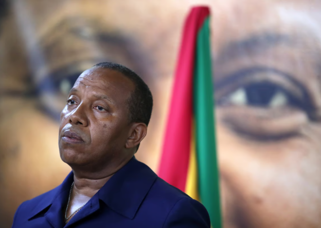 Patrice Trovoada, Premier ministre évincé de São Tomé-et-Príncipe, conteste sa destitution