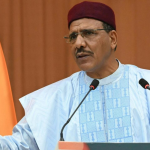 Niger : La Junte Libère des Détenus Politiques, mais Maintient Mohamed Bazoum en Détention