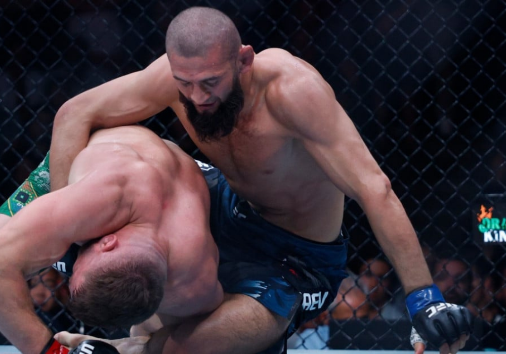 MMA : Khamzat Chimaev détrône Dricus du Plessis et devient champion des poids moyens